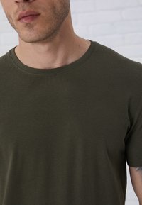 Pier One 5 PACK - T-shirt - bas - white/dark green/dark blue/bordeaux