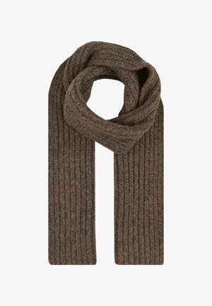 Énorme écharpe en tricot marron avec un large côtes, pliée en boucle, comportant un petit emblème métallique rond près d'une extrémité.