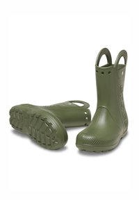 Stivali da pioggia in gomma verde con suole testurizzate, punte arrotondate, fori di ventilazione e maniglie laterali per una facile indossatura. Finitura liscia e altezza alla caviglia bassa.