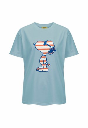 T-shirt bleu clair avec un profil latéral d’un personnage chien rempli de rayures horizontales orange et blanches, soulignées en bleu.