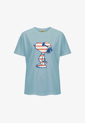 Lichtblauw T-shirt met een zijprofiel van een hondenkarakter gevuld met oranje en witte horizontale strepen omlijnd in blauw.