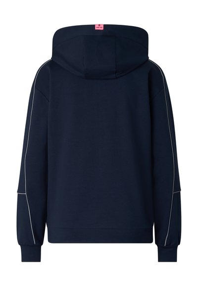 Mørkeblå hættetrøje med lange ærmer, diskret kontrasterende piping langs ærmerne, ribbede manchetter og en lille lyserød mærkat midt på hættens bagside.