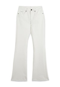 Pantalones acampanados blancos hechos de tela suave con cintura de tiro medio, cinco bolsillos y herrajes en tono cobre para cierre y detalles.