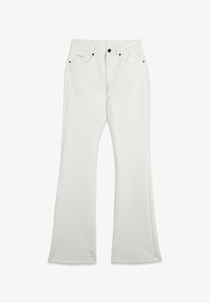 Pantaloni bianchi a zampa realizzati in tessuto liscio, con vita a metà altezza, cinque tasche e chiusure e dettagli in tono ramato.