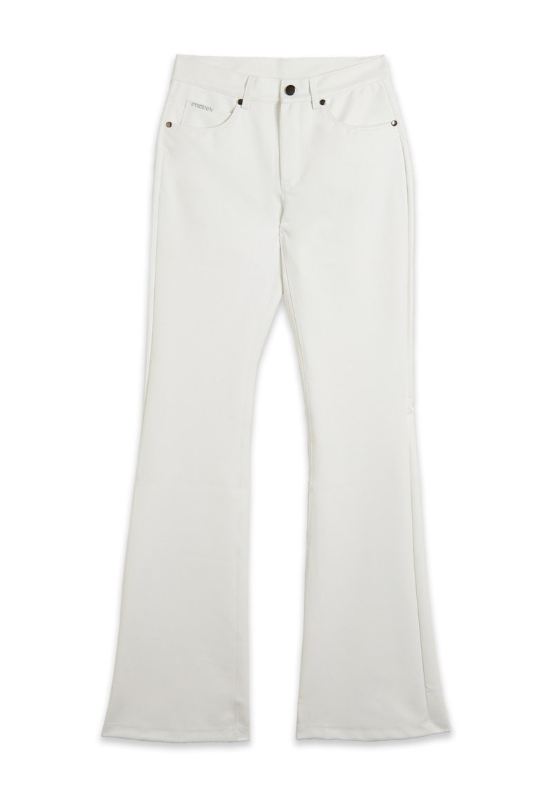 Pantalones acampanados blancos hechos de tela suave con cintura de tiro medio, cinco bolsillos y herrajes en tono cobre para cierre y detalles.