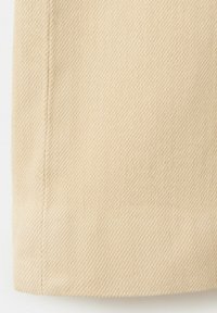 Tessuto beige con motivo a spina di pesce diagonale e una cucitura verticale sul lato sinistro.