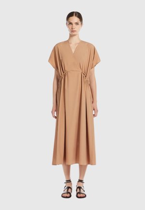 Beige Wickelkleid mit kurzen Ärmeln, tailliertem Bund und schwingendem Rock. Hergestellt aus einem glatten Stoff, verfügt es über ein tiefes V-Ausschnitt-Design.