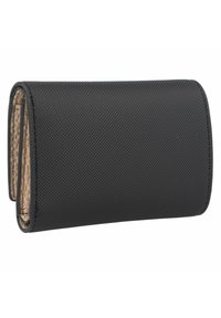 Portefeuille noir texturé avec une finition lisse, présentant un design plié et un intérieur de couleur claire contrastante avec plusieurs emplacements pour cartes.