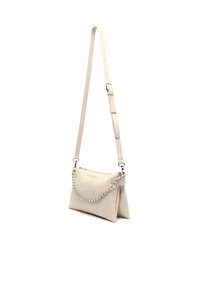 Béžová crossbody taška vyrobená z faux kože, s akcentom strieborného reťazca a nastaviteľným popruhom. Hladká textúra, zips s uzáverom na vrchu.