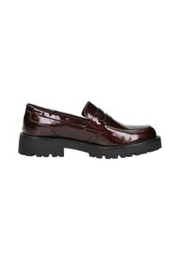 Bordeaux patent leren loafers met een lage, chunky zwarte rubberen zool en een klein banddetail aan de voorkant. Gladde, glanzende textuur.