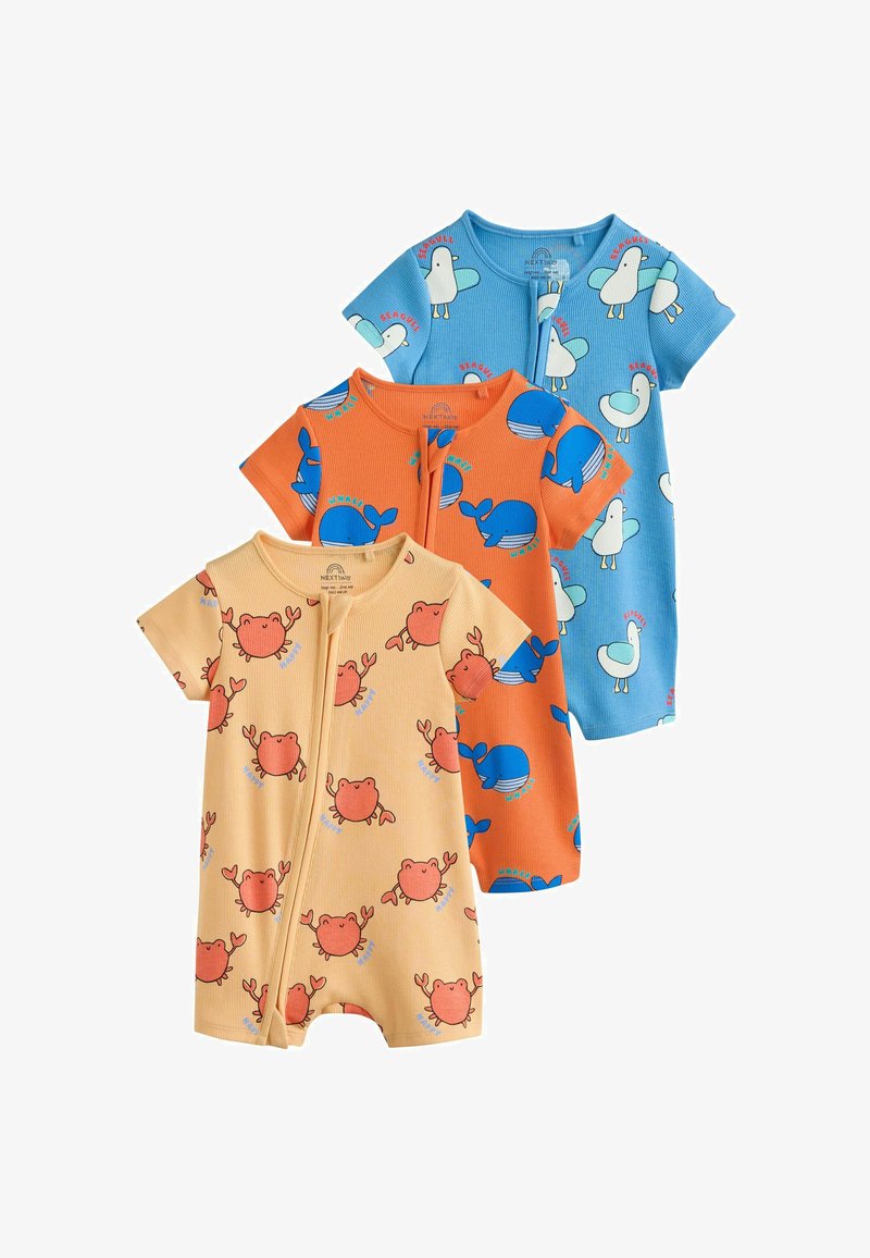 Trois grenouillères pour bébé à manches courtes avec fermetures éclair sur le devant, en beige avec des crabes rouges, en orange avec des baleines bleues, et en bleu avec des mouettes blanches.