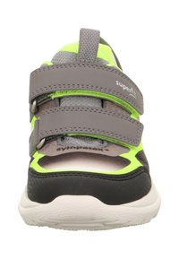 Scarpa sportiva grigia e nera con accenti verde neon, dotata di due cinturini regolabili in velcro e una parte superiore in tessuto testurizzato con una suola liscia.