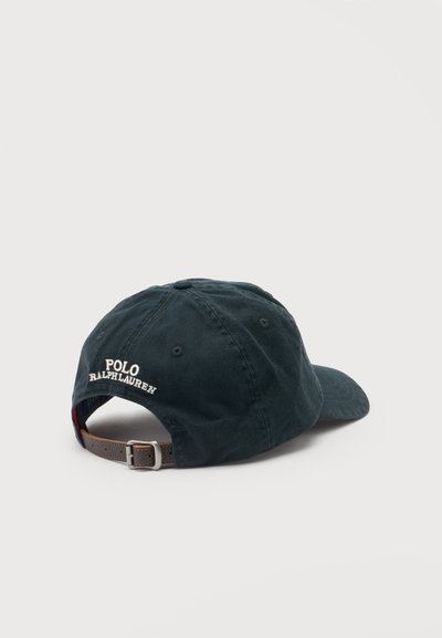 Σκούρο πράσινο καπέλο μπέιζμπολ Polo Ralph Lauren με ρυθμιζόμενη καφέ δερμάτινη λωρίδα και λευκό κεντημένο λογότυπο στο πίσω μέρος.