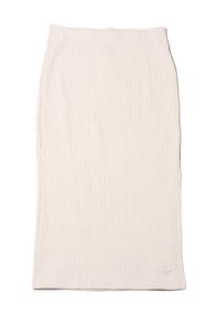 Gonna beige a coste, lunga fino al ginocchio, realizzata in tessuto morbido. Presenta una silhouette aderente con un logo discreto vicino all'orlo. Texture liscia.
