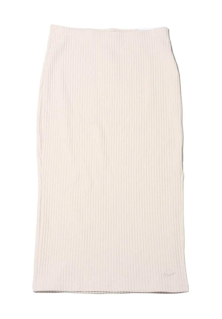 Gonna beige a coste, lunga fino al ginocchio, realizzata in tessuto morbido. Presenta una silhouette aderente con un logo discreto vicino all'orlo. Texture liscia.