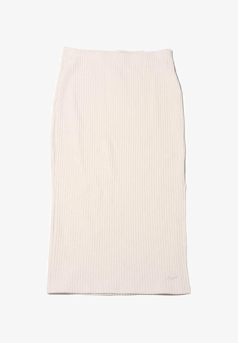 Gonna beige a coste, lunga fino al ginocchio, realizzata in tessuto morbido. Presenta una silhouette aderente con un logo discreto vicino all'orlo. Texture liscia.