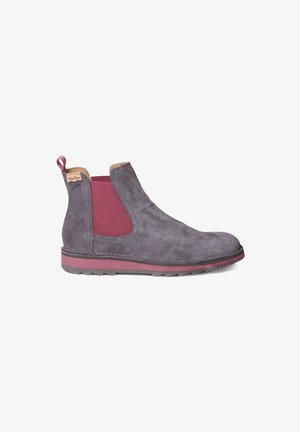 Bottine en daim gris avec panneau latéral élastique bordeaux, languette de traction et semelle, présentée en profil face à droite sur fond blanc.