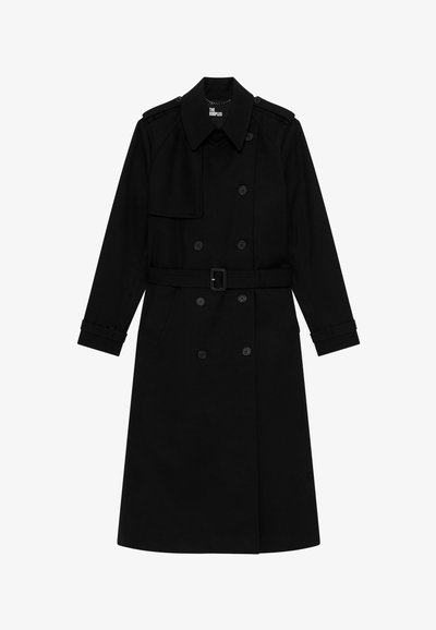 Czarny płaszcz trench z podwójnym zapięciem, spiczastym kołnierzem, regulowanymi paskami na mankietach i paskiem w talii. Gładka tekstura, bez widocznych akcentów.