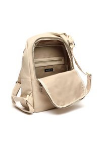 Bežinė kuprinė pagaminta iš tekstūruotos odos su užtrauktuku, reguliuojama juosta ir vidinėmis kišenėmis organizavimui.