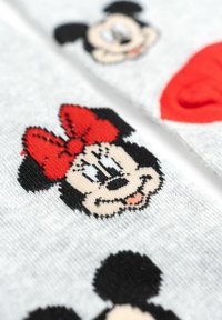 Calzini grigi con design lavorati a maglia di Topolino e Minni, con un grande fiocco rosso e dettagli a forma di cuore. Morbida texture e pattern dettagliati.