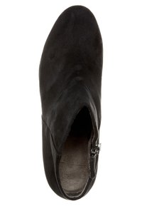 Bottine en daim noir avec bout rond, fermeture éclair latérale et talon bas, vue de dessus sur fond blanc.