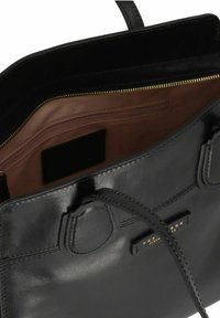 Borsa a mano in pelle nera con una texture liscia, interno marrone con zip e dettagli in oro; presenta una piccola tasca interna per l'organizzazione.