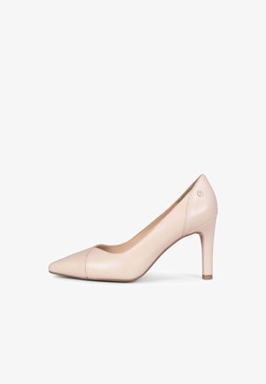 Zapato de salón de mujer de cuero beige, con tacón alto y punta estrecha, vista lateral sobre fondo blanco.