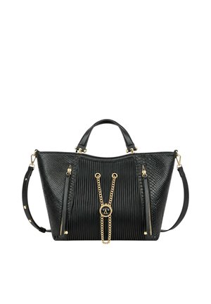 Borsa a mano in pelle nera con lati testurizzati, pieghe verticali al centro, dettagli con zip dorata e catena decorativa dorata con emblema rotondo.