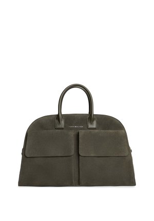 Torba na ramię z ciemnooliwkowego zamszu z dwoma przednimi kieszeniami na klapki i podwójnymi uchwytami, logo Tommy Hilfiger umieszczone centralnie nad kieszeniami.