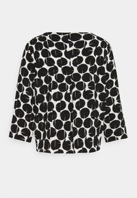 Schwarz-weiß gemusterte Bluse mit Dreiviertelärmel, die abstrakte kreisförmige Formen auf einem glatten Stoff zeigt. Rückansicht dargestellt.