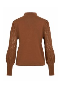 Pull marron avec un buste uni et des manches bouffantes texturées et à motifs, dotées d'un design en maille en forme de losange. Col montant et poignets ajustés.