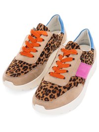 Pár tenisek s leopardím potiskem, béžovým semišem, jasně oranžovými tkaničkami, růžovým bočním proužkem a modrými akcenty na patě na bílých podrážkách.