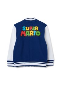 Chaqueta universitaria azul y blanca con puños y cuello a rayas, que presenta un colorido texto "SUPER MARIO" en la parte posterior.