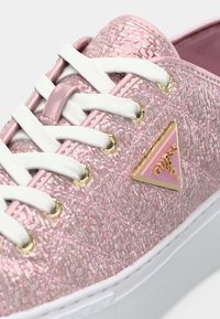 Guess JOEZI 2 - Joggesko - rose