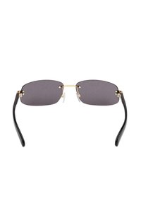 Occhiali da sole con lenti grigie scure, montatura rettangolare in metallo, dettagli dorati e bracci in plastica nera. Cuscinetti nasali trasparenti per il comfort.