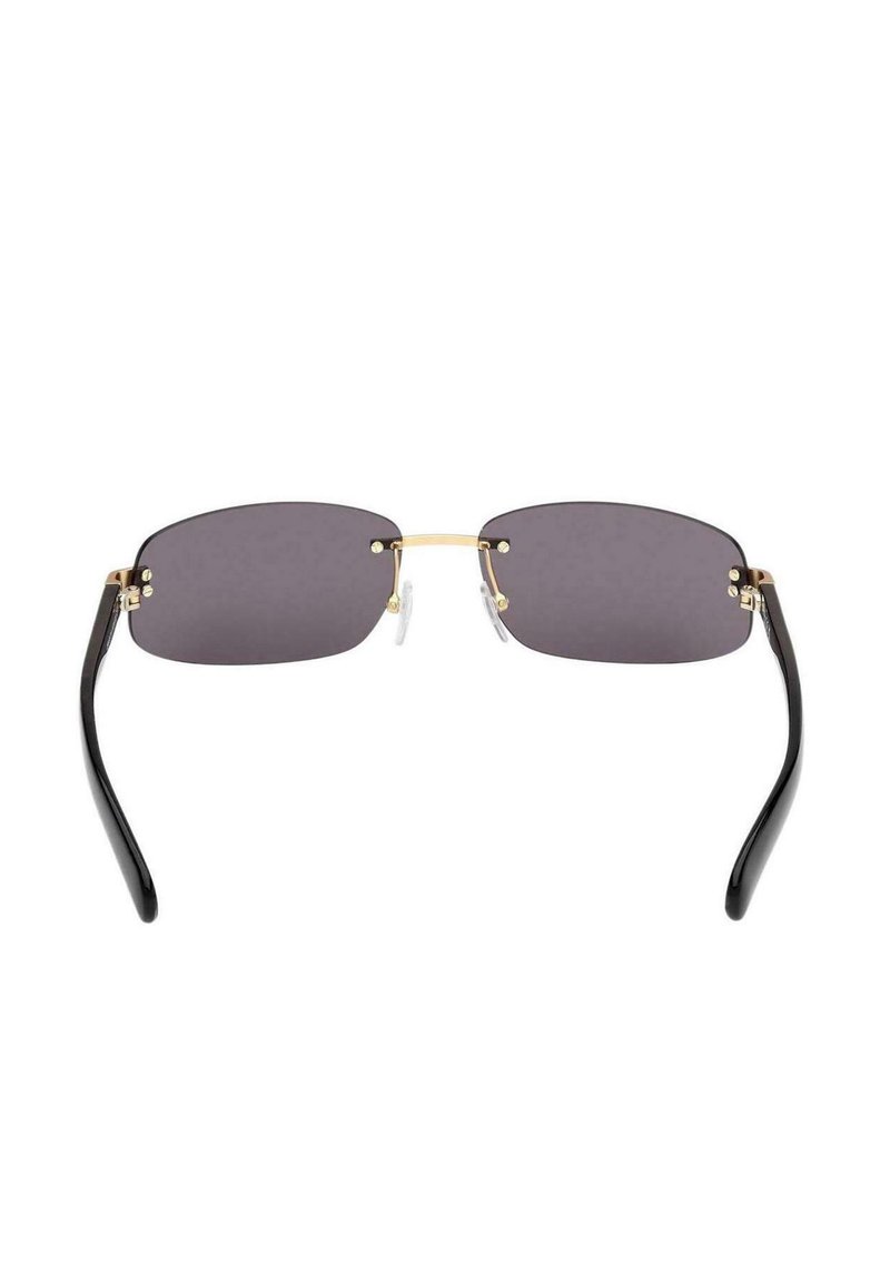 Lunettes de soleil avec des verres gris foncé, monture en métal rectangulaire, accents dorés et branches en plastique noir. Plaquettes de nez transparentes pour le confort.