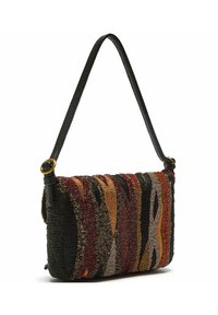 Borsa con perline con motivi ondulati multicolori in rosso, oro, nero e marrone. Dotata di tracolla in pelle nera e dettagli in metallo color oro.