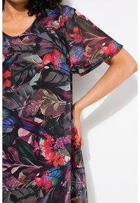 Vestido transparente con estampado tropical de flores y loros en colores vivos. Presenta mangas cortas y un ajuste relajado, confeccionado en tejido ligero.
