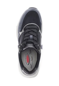 Zwarte en grijze sneaker met een zachte suede en synthetische bovenkant, ronde neus, vetersluiting aan de voorkant en een gestructureerde binnenzool met logo-accenten.