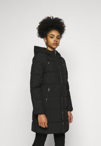 ONLY Petite - ONLDOLLY LONG PUFFER COAT - Vinterkåpe / -frakk - black Miniatyrbilde 1