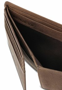 Portefeuille en cuir marron doté d'une protection RFID, de multiples emplacements pour cartes et d'une texture intérieure lisse avec une doublure foncée.