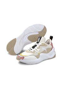 Sneakers med en beige och vit textilöverkant, kontrasterande sömmar i rosa och gult, samt en gummisula med texturerat grepp.