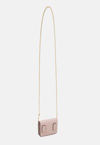 Borsa a tracolla in pelle rosa chiaro con tracolla in oro, forma rettangolare, dotata di due tasche frontali e texture liscia.