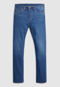 Jean en denim bleu avec poches avant, passants de ceinture et braguette à boutons, présenté à plat sur un fond gris clair.