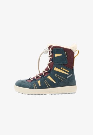 Blauer und weinroter Stiefel mit Kunstpelzkragen, Schnürdesign, gelben Akzenten und Gummisohle. Mit wasserdichtem GORE-TEX-Tag.