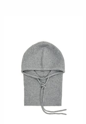 Balaclava gris tricoté avec texture côtelée et deux cordons noués au niveau du cou, posé à plat sur un fond blanc.