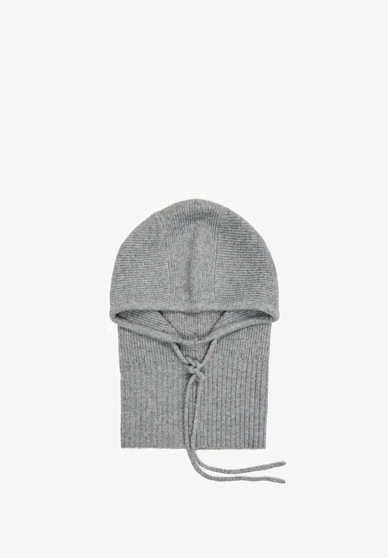 Balaclava gris tricoté avec texture côtelée et deux cordons noués au niveau du cou, posé à plat sur un fond blanc.