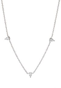 Srebrny naszyjnik łańcuszkowy z trzema gruszkowymi, przezroczystymi kryształami równomiernie rozmieszczonymi na łańcuchu, podkreślającymi ich kształt i blask.