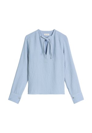 Blouse à manches longues à rayures verticales bleu clair et blanches avec une encolure en forme de goutte et un fin lien au col.