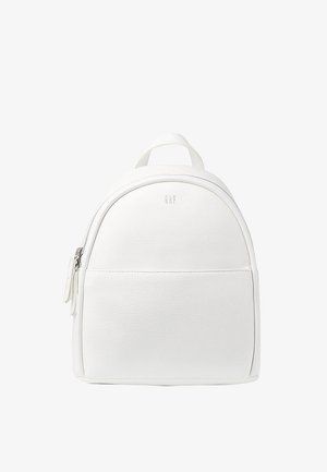 Sac à dos en cuir blanc avec dessus arrondi, poche avant zippée, poignée supérieure et détail zippé latéral, marqué du petit logo "GAP".